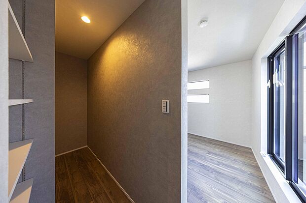 【収納】主寝室に設けた大容量のウォークインクローゼット。棚もついているので、吊るす・置く・飾るといった収納方法が可能です。就寝スペースとの仕切りがあり、スッキリとした印象に。