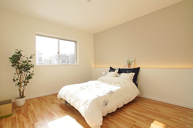 【当社施工実例（洋室）】間接照明が壁面をやわらかく照らし、過ごす時間に落ち着きを添えてくれるプライベート空間です。