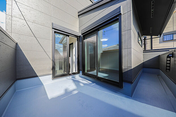 【当社施工実例(バルコニー)】奥行きたっぷりの広々バルコニー。洗濯物を干すスペースを十分確保。育ち盛りのお子様を持つご家庭でも一度に干す事が出来るため、家事がスムーズに。