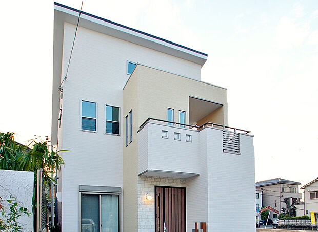 【当社施工実例】落ち着いた佇まいが街並みに自然と溶け込み、静かな存在感を放つ住まい。
飽きのこないシンプルなフォルムは、長く愛されるデザインです。
毎日が心地よくはじまる、そんな暮らしがここにあります。