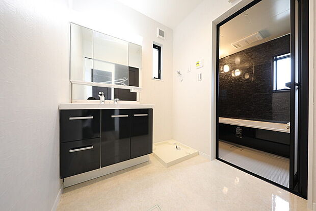 【当社施工実例(洗面・浴室)】当社施工実例(洗面・浴室)
モノトーンでまとめた洗面室。照明の明るさや配置にも配慮し、清潔感と実用性を両立しました。