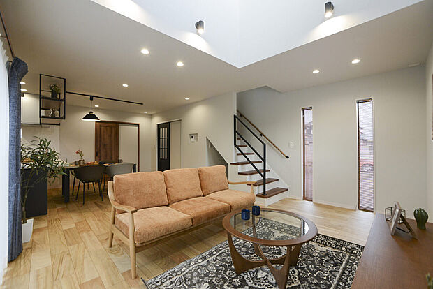 【展示家具、照明、カーテン、エアコン2台付き!】すぐに生活を始めていただけます!