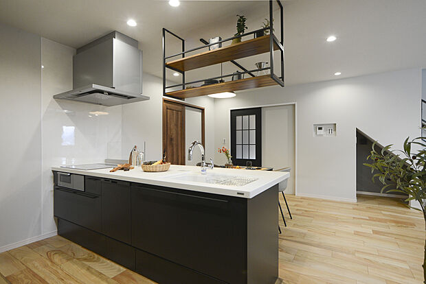 【キッチン】スエードチャコールの上品なカラーの食器洗乾燥機付きクリナップのキッチン。 ディスプレイも楽しめる木目の吊り棚を取り付けました。