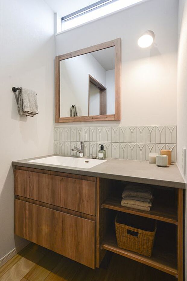 【洗面】洗面はグレーのタイルを施したアイカのスマートサニタリー。 収納力もあります。