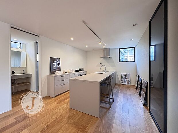 【キッチン】カップボードもあり、収納多めのキッチン