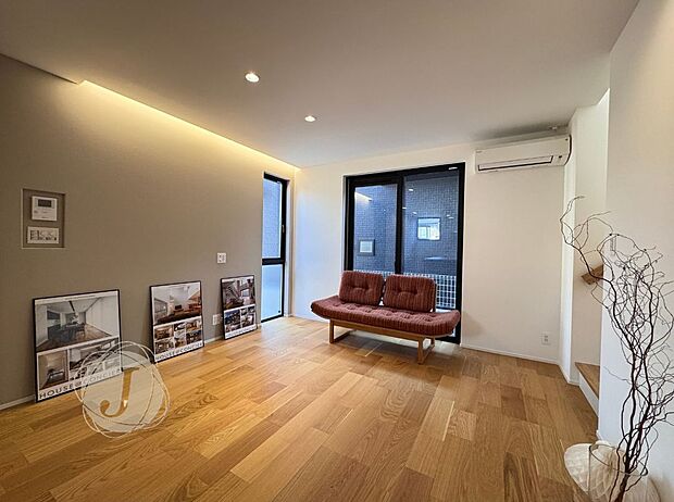 【リビング】窓から日差しが差し込み、明るいリビング