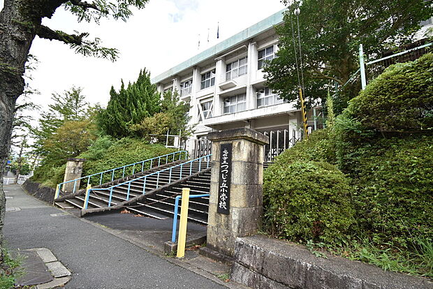亀岡市立つつじケ丘小学校（約890m）