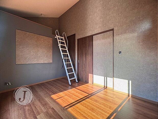 【洋室】はしごで上がるロフトや、扉を開けるとウォークインクローゼットがございます。高天井なので、お部屋の中が広く感じます。