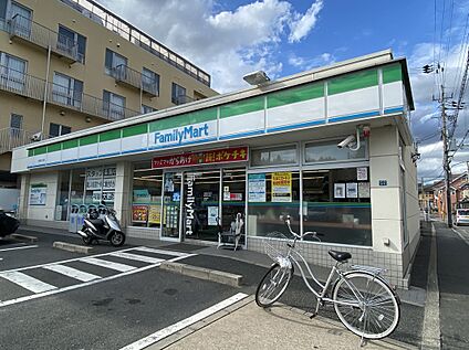ファミリーマート長岡京久貝店 約２３０m(徒歩３分)