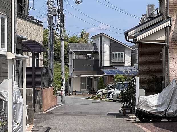 【前面道路】車の通りも少ないので、車庫入れもゆっくりできますね。
