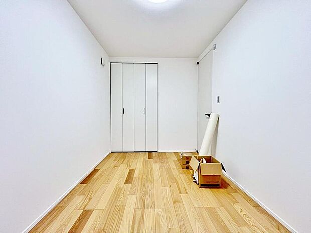 【居室（現況）】
お子様の成長に合わせて机やベットを自由にレイアウトできるようにと、小さな自立心を育むお部屋作りを見越してご覧下さい。