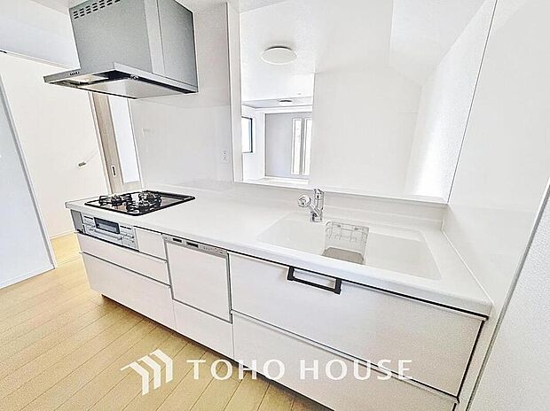 【対面キッチン】
作業スペースを多くとった対面キッチン。夫婦そろってキッチンに立っても調理がしやすくゆとりある広さ。食器類もすっきりと片付く収納力が期待できます。家事をしながら会話も弾みます。