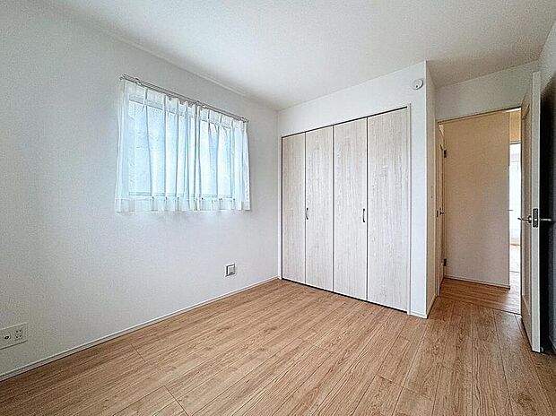 【明るい居室】
温もりある自然光を感じていただける居室です。