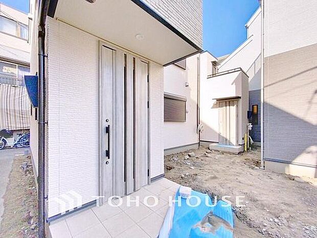 【玄関前】
上質感漂う玄関へのアプローチ。家族の帰りを待ち、訪れる方を優しく迎える。そんな安らぎに満ちた生活空間を予感させる生活イメージが湧き出てきそうな物件です。