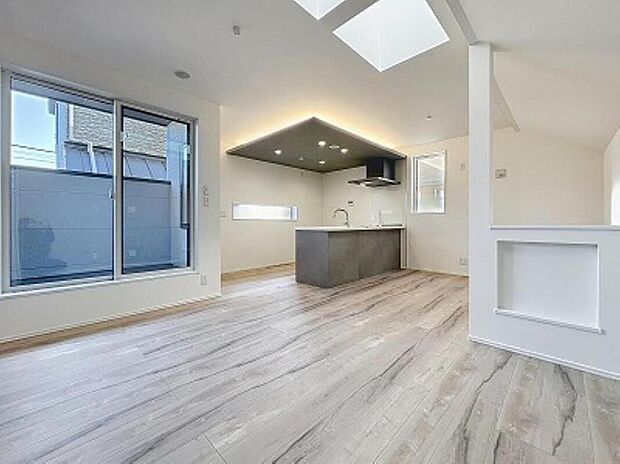 【バルコニーに面したリビング♪♪】
居心地の良いリビングダイニングには自然と家族みんなが集まってきます。明るく穏やかな空気のなかで飲んだり、食べたり、笑ったり。