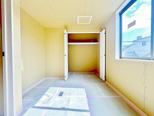 【居室・現況】
主寝室は十分な広さに加えて、快適に目覚められるよう、大きな採光窓を設けました。