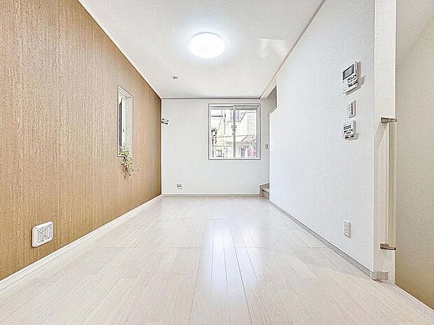 【穏やかな時が流れる癒しの空間】
穏やかな光が明るくリビングルームを包みます。心地よい空間が、ご家族のかけがえのない時間に優しく寄り添います。