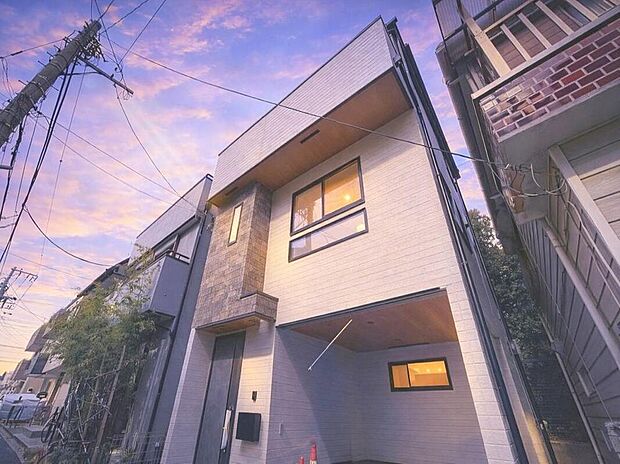 【~3階建て3LDK~】
生活を彩る設備、豊富な収納、楽々の家事動線が揃う邸宅!快適な住まいで《ワンランク上》の生活が送れます♪