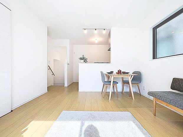 【穏やかな時が流れる癒しの空間】
穏やかな光が明るくリビングルームを包みます。心地よい空間が、ご家族のかけがえのない時間に優しく寄り添います。