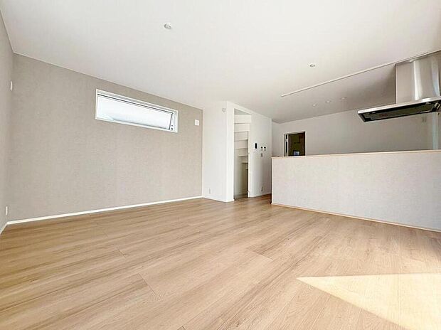 【のんびり過ごせる15.1帖LDK】
朝は爽やかな日差しを浴びながら、家族みんなでおいしい朝食。昼下がりには読書やお昼寝でもしながらのんびりと過ごすひと時。家族が集まる空間を、一番明るい空間に。