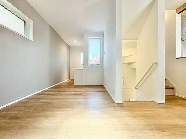 【2階リビングダイニング】
２階LDKのメリットは、団欒空間のプライバシーが守られることです！コミュニケーションに欠かせないリビング階段も、室内の雰囲気をおしゃれに演出します。