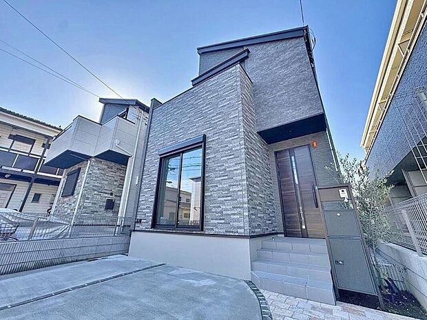 【～２階建て4LDK～】
18帖以上のLDK、豊富な収納、生活を彩る設備など、プラアスワンのポイントが詰まった邸宅です。街並みや周辺の環境に呼応しながら美しくそして毎日の暮らしを考慮した機能性の高い家