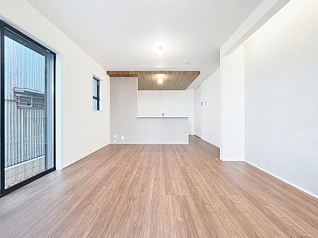 【南西向きで明るいリビングダイニング♪】
家族の暮らしに思いを馳せて、日常のワンシーンを表現した空間。シンプルな機能美とスマートな空間美。家族みんなが自然体で過ごせる心地良さ生み出しています。