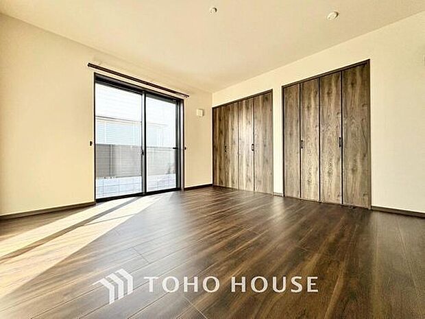 【約8帖の居室♪】
柔らかな木目がナチュラルで落ち着きのある空間を演出！採光面からの光との調和でとても暖かみのあるお部屋となります。