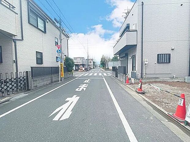 歩道も広く、小さなお子様連れでも安心して歩ける住環境です。