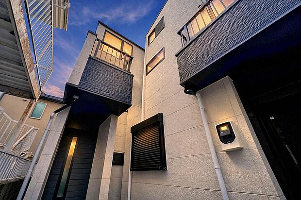 【現地外観写真】【～3階建て2SLDK～】
15帖超えのLDK、豊富な収納、生活を彩る設備など、プラスワンのポイントが詰まった邸宅です♪♪