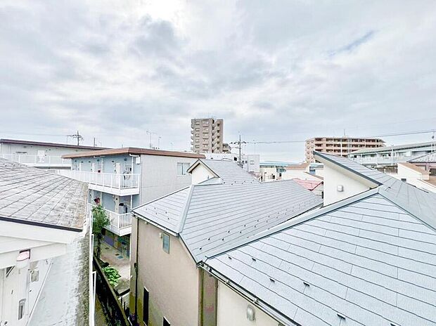 【住戸からの眺望写真】穏やかな街並みを一望しながら、爽やかな風と柔らかく降り注ぐ陽光を感じて頂けます。心地良い開放感が暮らしにゆとりと充足感をもたらします。