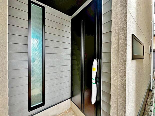 【玄関】清潔印象の玄関です。スペースを無駄なく活用し、使いやすいシューズボックスを設置しております。