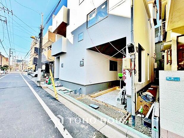 【現地外観写真】帰宅途中にショッピングやカフェを楽しんだり、利便性の良いこの地の生活は人々を魅了します。心行くままに季節の流れを感じ、ゆったりとした一時を。