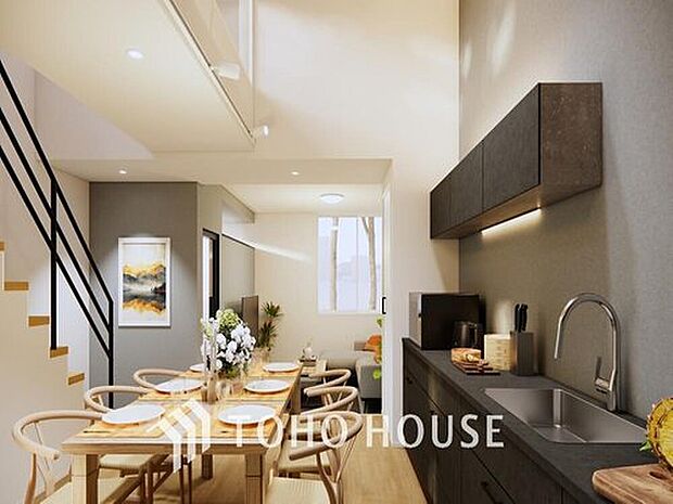 【リビングダイニング（パース）※昼バージョン】2.5m以上の天井高が視界を縦に広げ南西の窓から注ぐ陽光が空間の輪郭を柔らかく縁取ってくれます。