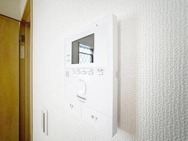 【モニター付きインターホン】「見える安心」をカタチにしました。誰が来てもわかる様にモニター付きインターホンを設置。快適と安らぎを合わせた優しい設計。