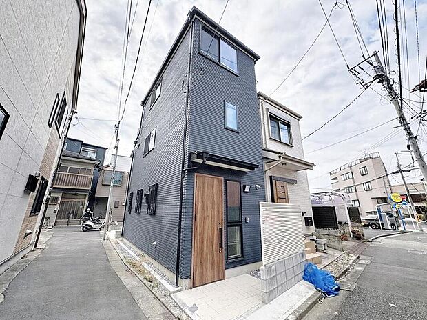 【現地外観写真】今日も、明日も、この街で、きっと誰かがしあわせになる物語が描かれていくはずです。爽快な風も毎日やさしく頬をなででくれます。