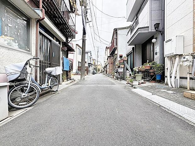 【前面道路含む現地写真】東武伊勢崎線「西新井」駅まで徒歩14分！
スーパーやコンビニも近くて、暮らしに便利な好立地！