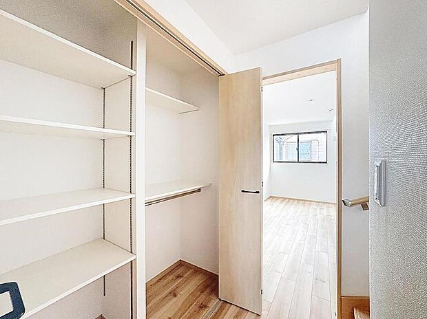 【収納】収納の多さも魅力です！使い勝手の良い収納を豊富に設置しております。居住スペースを充分に確保することができる為、ゆとりある室内で、ゆっくりとご寛ぎいただけます。