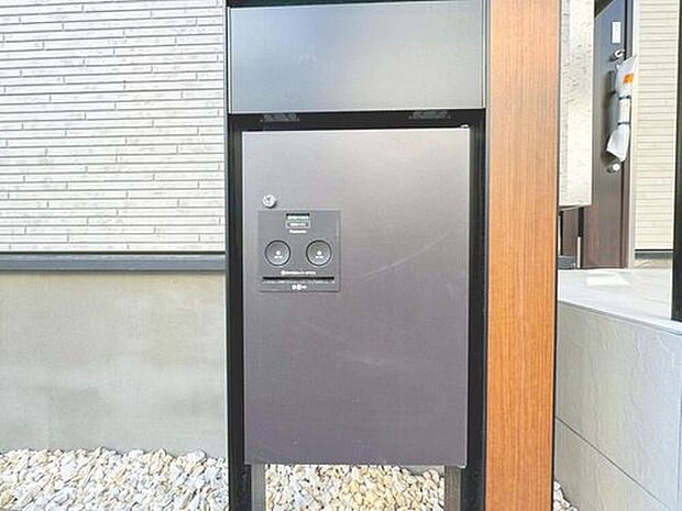 【宅配ボックス】宅配ＢＯＸ標準装備。夫婦共働きで家にいる時間が短い、ネット注文が多く受け取りの時間を気にしたくない・・・何かと便利にお使いいただけます！