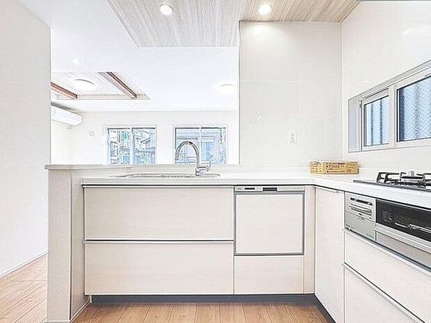 【キッチン】効率よくお料理ができる３口コンロ・食洗機・出し入れしやすいスライド収納を完備したシステムキッチン。確かな機能性を実感頂けます。