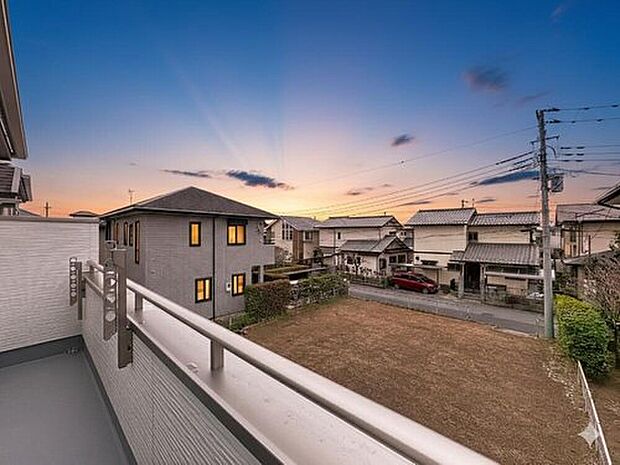 【住戸からの眺望写真】穏やかな街並みを一望しながら、爽やかな風と柔らかく降り注ぐ陽光を感じて頂けます。心地良い開放感が暮らしにゆとりと充足感をもたらします。