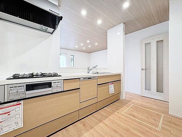 【カウンターキッチン】キッチンスペースは、ゆとりの広さを確保！開放的な対面式キッチンなので、ご家族との会話を楽しうことはもちろん、お子様を見守りながら家事時間を進められます♪