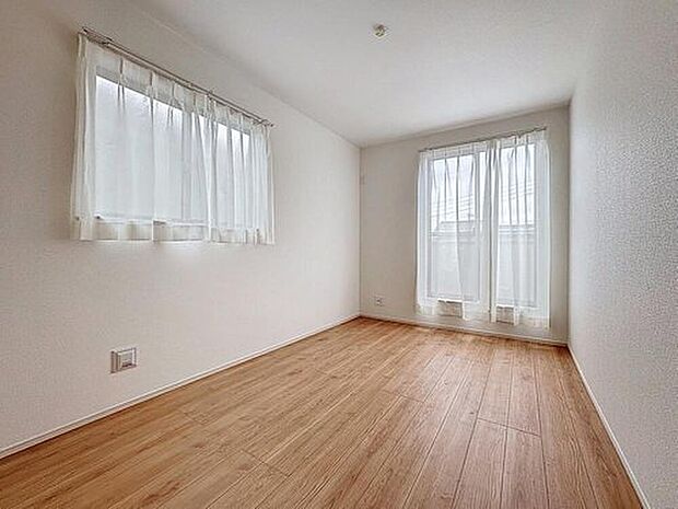 【リビング以外の居室】【二面採光・通風良好◎】
居室に窓が2ヶ所あるので、明るさの確保と、風の通り道ができることで換気のしやすいお家になっています。