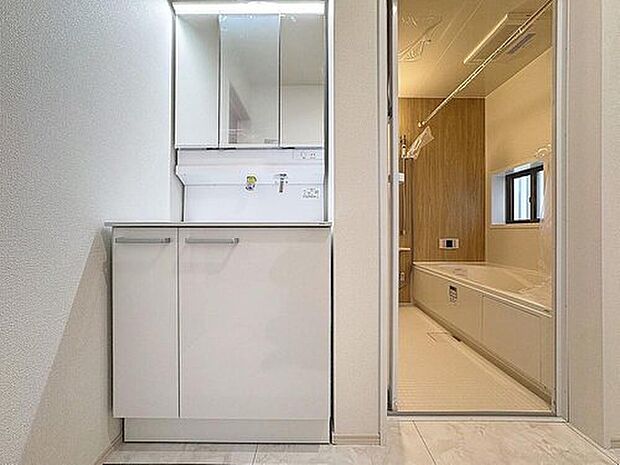 【すっきり片付く収納力！三面鏡洗面台】身だしなみを整えやすい事はもちろんですが、鏡の後ろに収納スペースを設ける事により、散らかりやすい洗面スペースをすっきりさせる事が出来るのも嬉しいですね。