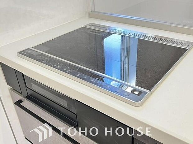 【IH】火を使わないので、吹きこぼれによる立ち消えの心配もなく上昇気流も少ないので油の飛び散りが抑える事が出来ます。またフラットなトッププレートの為、汚れもサッとふくだけで簡単にお手入れをすることができます。