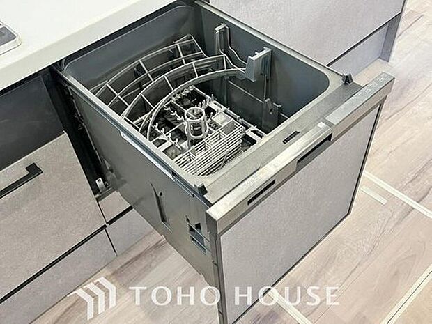 【食洗機】通常の手洗いでは使用出来ないほど高温のお湯や高圧水流を使うことにより汚れを効果的に落とすことができる。殺菌効果が非常に高く哺乳瓶などを使う家庭で需要が高く大変便利。