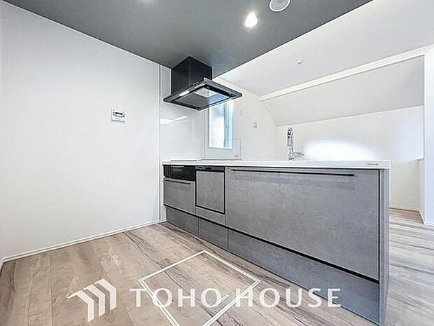 【キッチン】大型の冷蔵庫やレンジボードもしっかり置ける広々としたキッチンスペースが大事。ゆとりある空間で作業ができるとお料理の腕も日に日に上がりそうな気がしてきます。