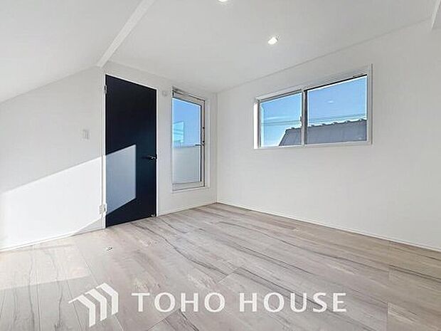 【リビング以外の居室】お家時間を穏やかに過ごせる寛ぎの空間です。居心地の良さを実感して頂けるお部屋となっております。