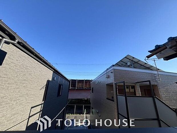 【住戸からの眺望写真】穏やかな街並みを一望しながら、爽やかな風と柔らかく降り注ぐ陽光を感じて頂けます。心地良い開放感が暮らしにゆとりと充足感をもたらします。