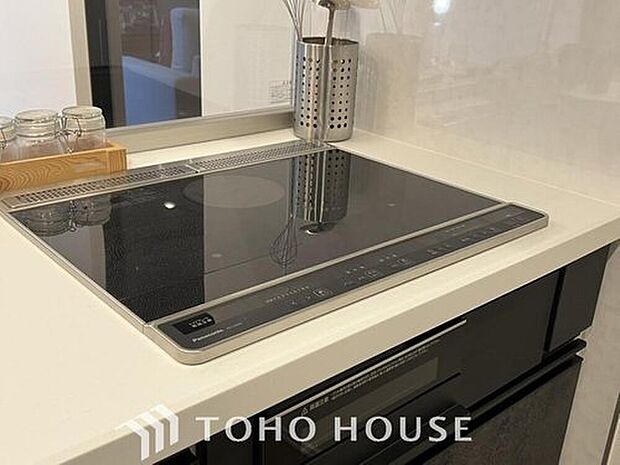 【IH】火を使わないので、吹きこぼれによる立ち消えの心配もなく上昇気流も少ないので油の飛び散りが抑える事が出来ます。またフラットなトッププレートの為、汚れもサッとふくだけで簡単にお手入れをすることができます。